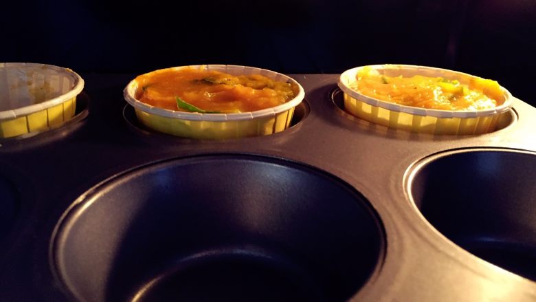 鳕鱼南瓜玛芬-好吃到哭，绵软的口感中多了,放入烤箱（提前10分钟预热哈），180度，25分钟左右，时间需根据自己用的模具大小调整哈，常规来说，南瓜玛芬表面凝固较硬的状态就可以啦