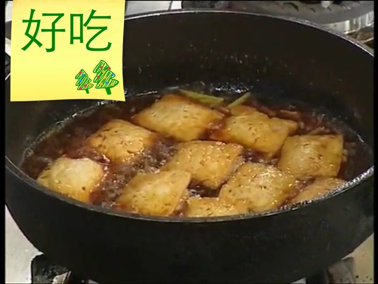 煎烧豆腐盒,加入豆腐烧制一会儿，看见上面有点顶起来，按下去有点硬时，豆腐就可以出锅了