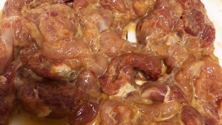 西兰花炒肉片,抓均腌制10分钟