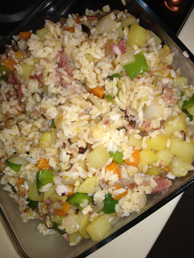 培根什锦焗饭,如图翻炒几分钟待米饭散开,饭菜融合出锅放入容器