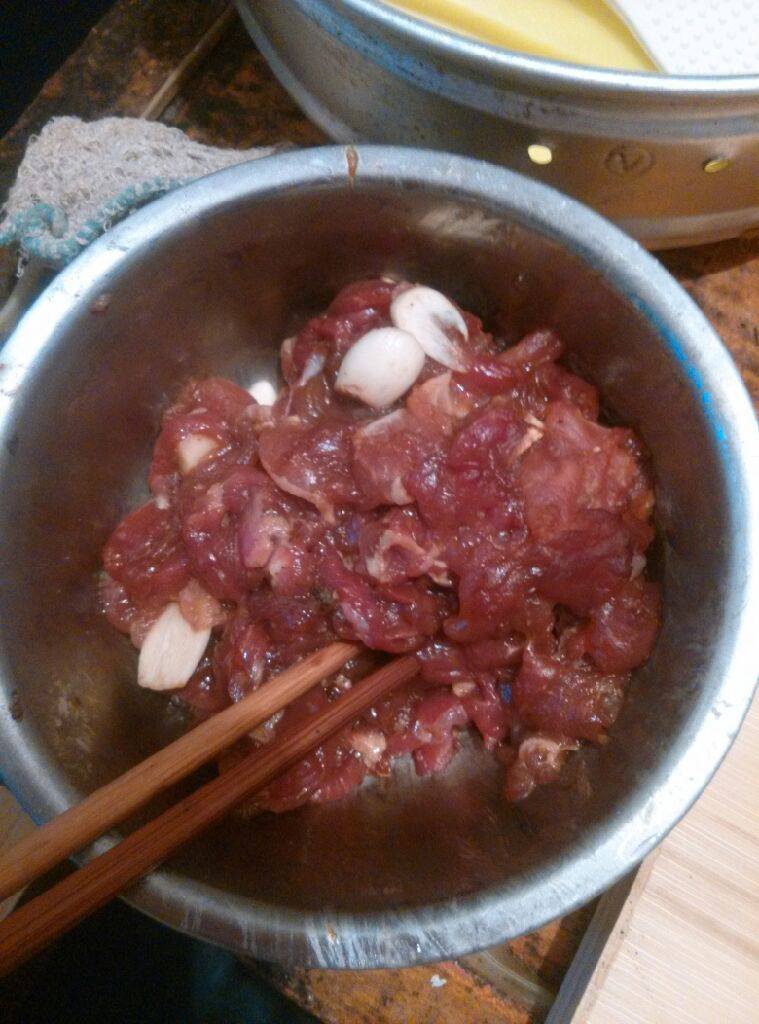 水蜜桃肉片,切好的瘦肉,放入蒜片、几粒花椒、少量盐、适量生抽、几滴老抽、料酒适量、生粉两小勺拌匀