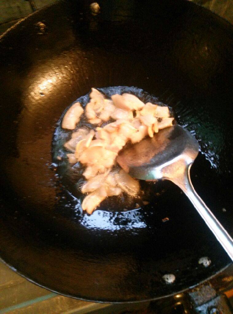 水蜜桃肉片,放少量油,八成热后放入肥肉片煎出油。(肥肉会出油,桃片也不吃油,所以要少放油)