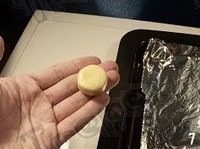 小C的奶香小酥饼,取20g面团,揉成象棋样的圆饼,码放整齐;