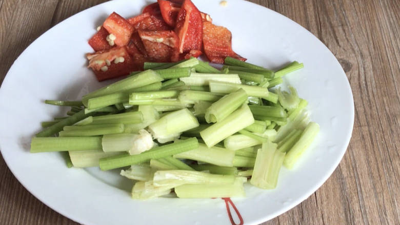 海带炒肉片,红椒切小丁块,<a style='color:red;display:inline-block;' href='/shicai/ 125'>芹菜</a>洗净后切成小段备用