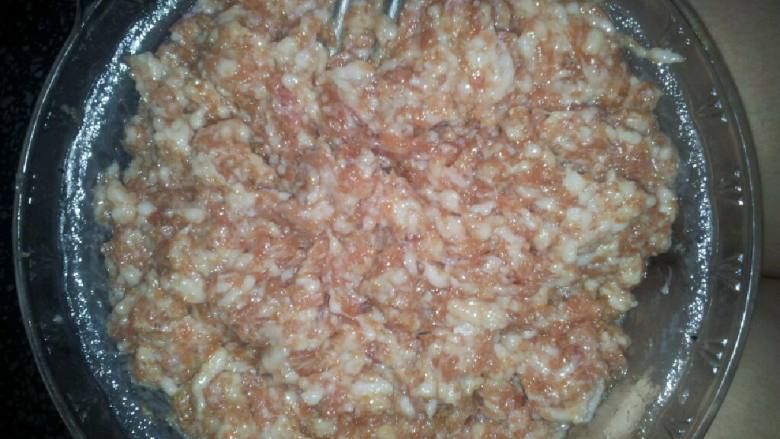 猪肉韭菜饺,<a style='color:red;display:inline-block;' href='/shicai/ 428'>五花肉</a>剁碎，放入一枚<a style='color:red;display:inline-block;' href='/shicai/ 9'>鸡蛋</a>搅拌均匀，加入盐，<a style='color:red;display:inline-block;' href='/shicai/ 718'>料酒</a>，<a style='color:red;display:inline-block;' href='/shicai/ 788'>生抽</a>，耗油腌制15分钟