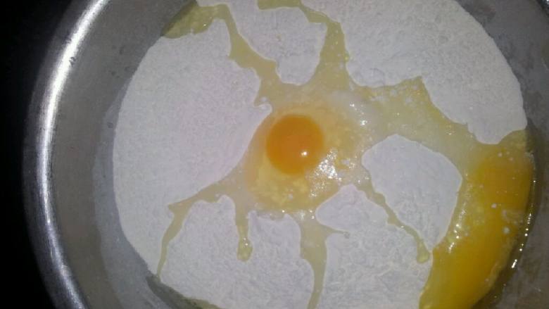 猪肉韭菜饺,取适量<a style='color:red;display:inline-block;' href='/shicai/ 519'>面粉</a>加入两枚鸡蛋与适量温水揉成面团