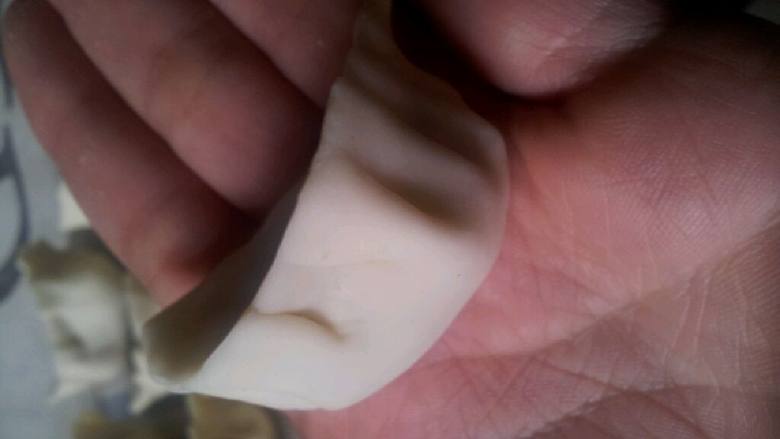 猪肉韭菜饺,取水饺皮一张加入适量和好的馅包成水饺