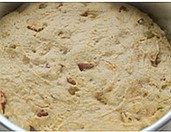 五仁发糕,把揉好的软面团放入耐热的容器中，压平，置温暖处发酵1.5-2倍大。