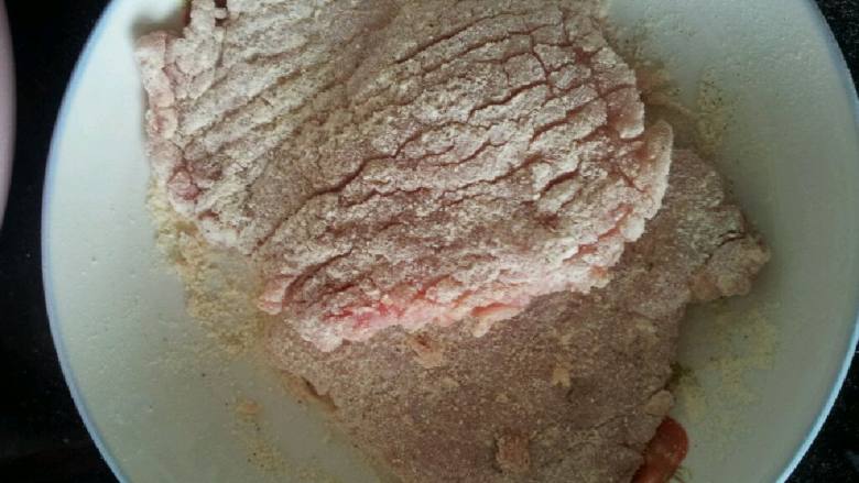 咖喱猪排饭,盐、料酒、胡椒腌渍里脊,我直接买的炸鸡粉腌的~腌一小时基本就入味了