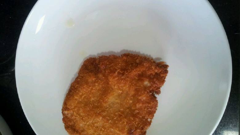 咖喱猪排饭,下锅炸,先大火定型锁水,之后转小火直至两面金黄