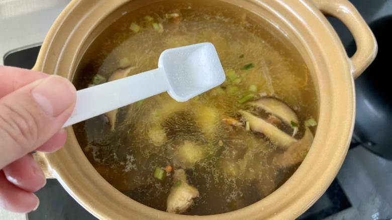 豆腐蛋花汤➕杂菌豆腐蛋花汤,再根据自己口味,添加少许食盐,这里先添加食盐,是为了在炖煮时让豆腐充分入味。以免汤汁味道正好,但豆腐味道寡淡