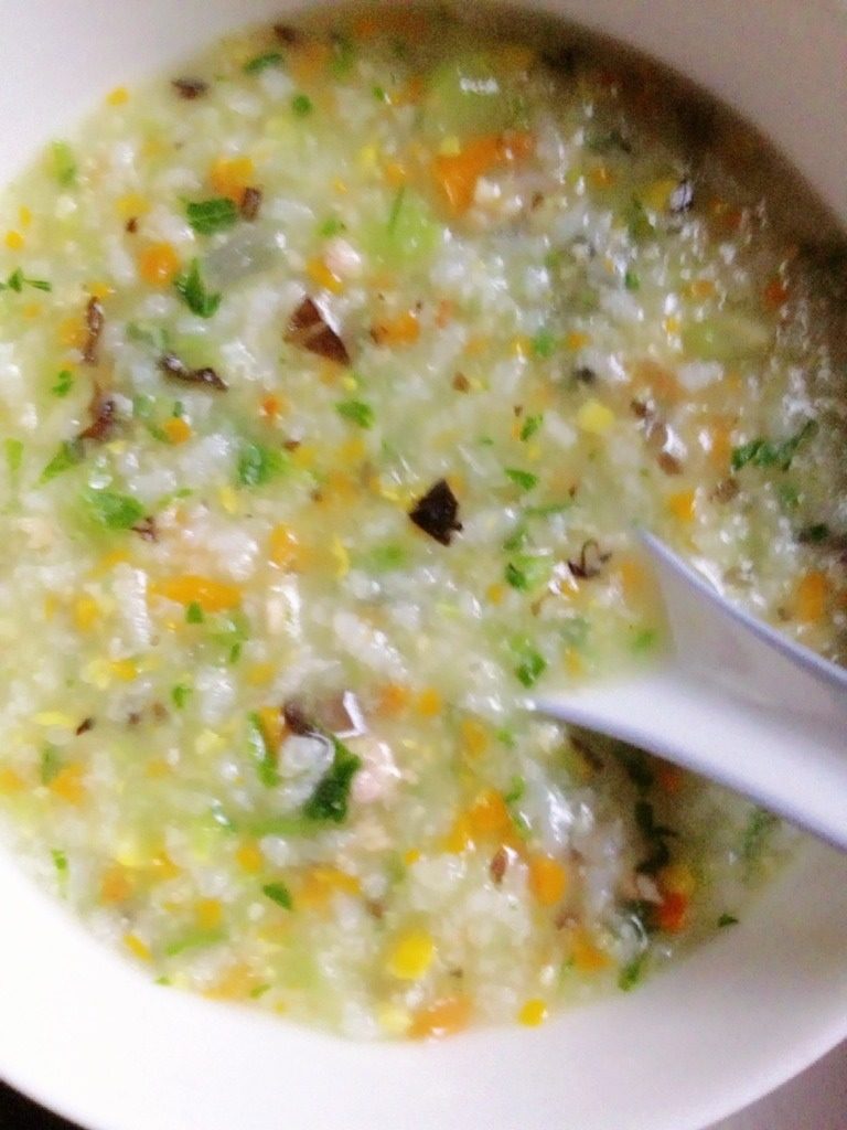 绿色健康无敌营养粥(蔬菜肉糜粥),最后放一点点味精调味(也可不放)倒入适量麻油调味即可
