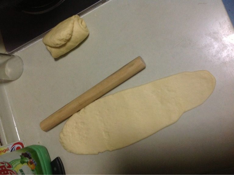 奶味吐司,面团分成3部分,擀成牛舌状从上往下卷起,重复三次