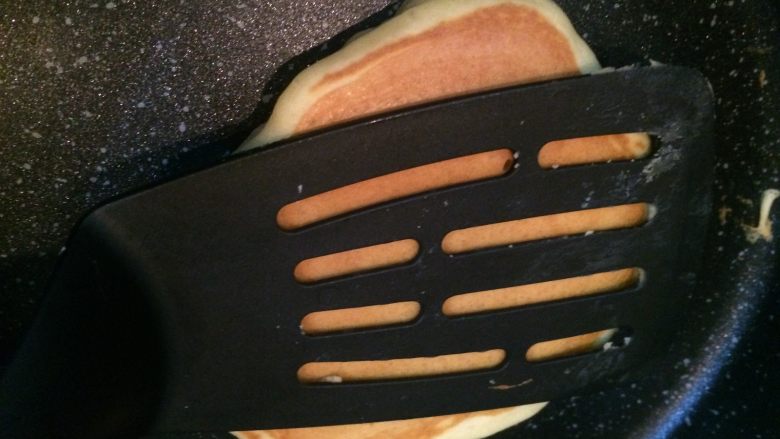 美式培根煎蛋热香饼pancakes,待面糊发高后,用铲子按压一下,等待1-2分钟即可出锅。