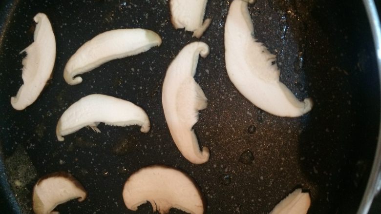 美式培根煎蛋热香饼pancakes,蘑菇切片,锅内放小块黄油,煎至金黄,即可出锅。