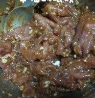 日式烧肉饭 ,将2混合好厚放入肉片中混合均匀，放入适量的蒜末、姜末、<a style='color:red;display:inline-block;' href='/shicai/ 134340'>黑胡椒粉</a>、米酒、<a style='color:red;display:inline-block;' href='/shicai/ 3729'>白糖</a>混合均匀，腌制片刻。