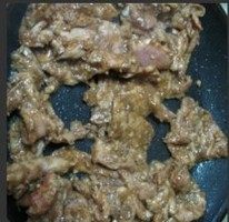 日式烧肉饭 ,不粘锅倒入少量橄榄油,将肉放入锅中煎,一边煎肉,一边用筷子搅拌。