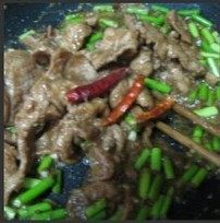 日式烧肉饭 ,肉煎个半熟，放入蒜苗、<a style='color:red;display:inline-block;' href='/shicai/ 62'>辣椒</a>、<a style='color:red;display:inline-block;' href='/shicai/ 62'>辣椒</a>粉继续翻炒。