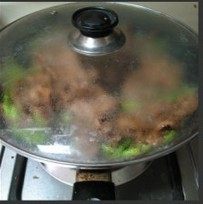 日式烧肉饭 ,待蒜苗炒软,淋上少量米酒,盖上锅盖焖1分钟,然后关火即可。