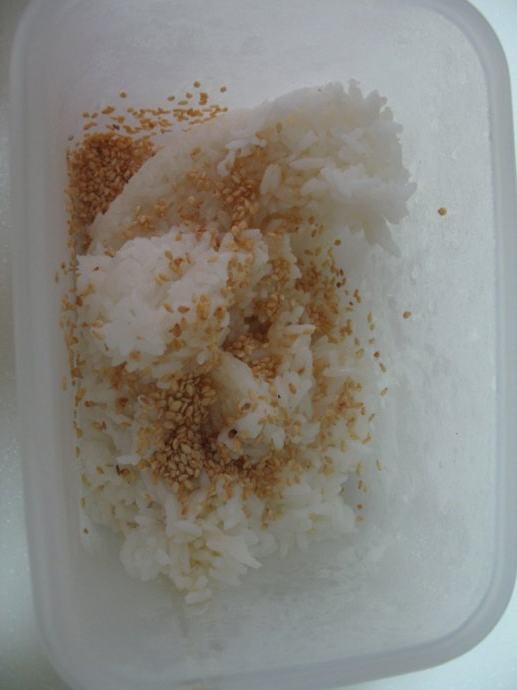 日式烧肉饭 ,将米饭内放入白芝麻和香油混合均匀。两样就可以组合在一起了。
