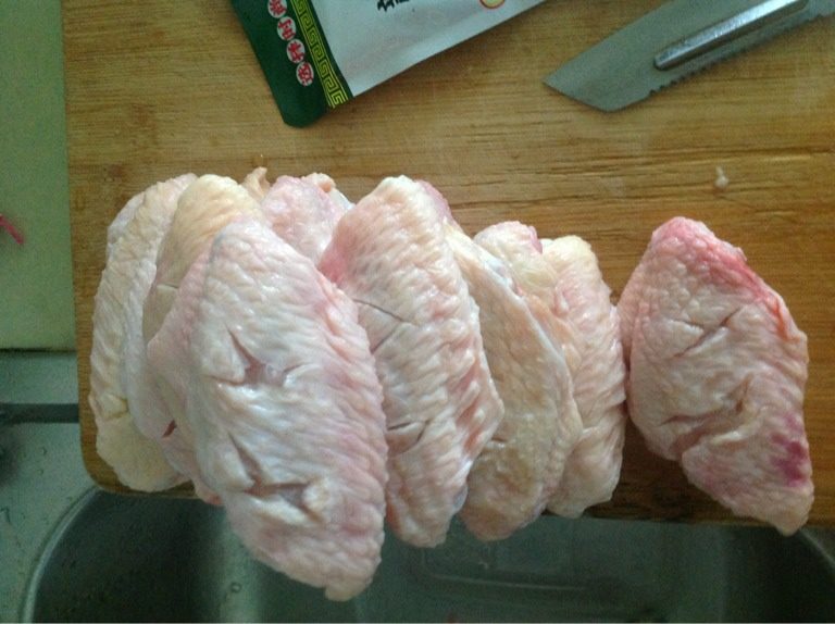 新奥尔良烤鸡翅,鸡翅洗净，切花刀方便入味