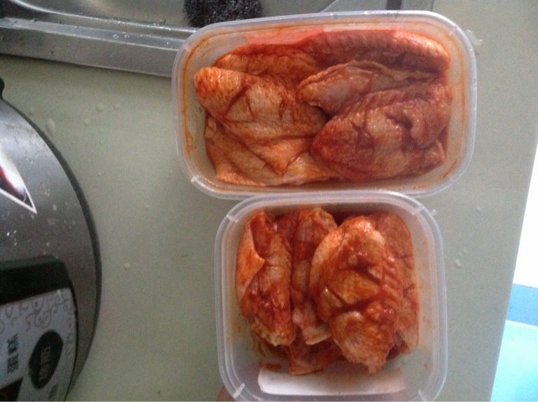 新奥尔良烤鸡翅,保证每个鸡翅都涂上料，充分揉搓拍打，冷藏腌制过夜