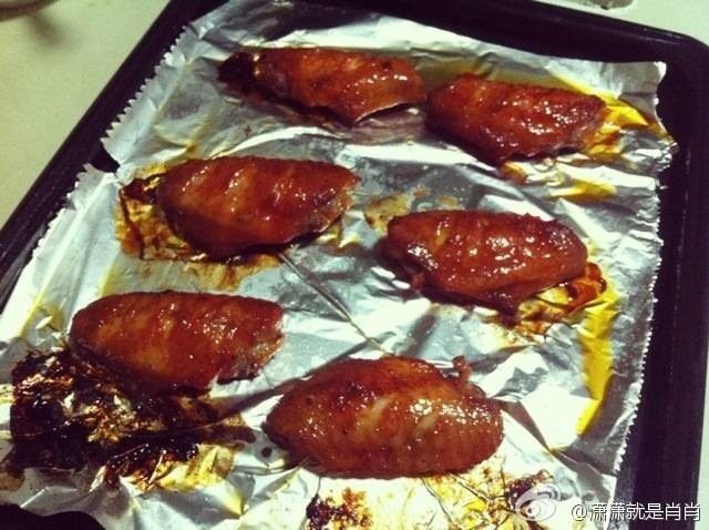 新奥尔良烤鸡翅,烤箱预热，上下层190度15分钟，鸡翅刷上一层蜂蜜再烤五分钟