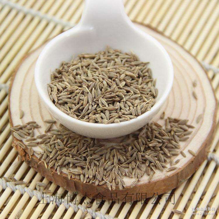 孜然煎豆干,如果你喜欢孜然的颗粒感,那就直接撒上孜然粒。