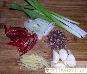 锅巴肉片,炒锅置旺火，上加猪化油烧至七成热时，放肉片炒散籽，再加姜，葱，蒜片，冬笋，<a style='color:red;display:inline-block;' href='/shicai/ 233'>木耳</a>，<a style='color:red;display:inline-block;' href='/shicai/ 88663'>泡红辣椒</a>炒匀，烹入滋汁，烧沸推匀后盛入碗内；