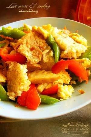 锅巴肉片,;炒锅洗干净下熟菜油烧至八成热时,倒入锅巴炸至浮起,待呈金黄色时捞出,倒入盘内,同时舀入沸油,同带汁肉片上桌,将肉片汁浇淋在锅巴上即成。