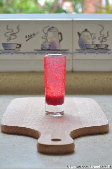 覆盆子水蜜桃酸奶冰棍 ,在每个玻璃杯中倒入约10ML的加了糖的覆盆子果茸,然后把玻璃杯倾斜约70度角转圈,以便让覆盆子果茸粘在杯壁,之后放入冰箱冷冻室冷冻约1个小时让覆盆子果茸冰冻至凝固;