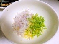 车打芝士酱焗青囗贝,将洋葱,欧芹切碎。黄油隔水加热融化。