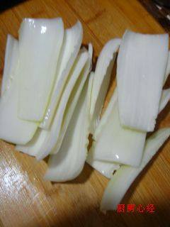 麻酱大白菜,取白菜第4-6层嫩帮,从白菜根算起约二寸长。并去掉帮子二边的菜叶。从中间切断,每段一寸长。