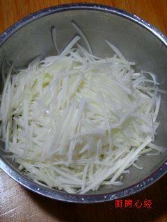 麻酱大白菜,将切好的白菜细丝,放入容器中,撒上盐,腌30 分钟,再用手挤干水分,放入盘中