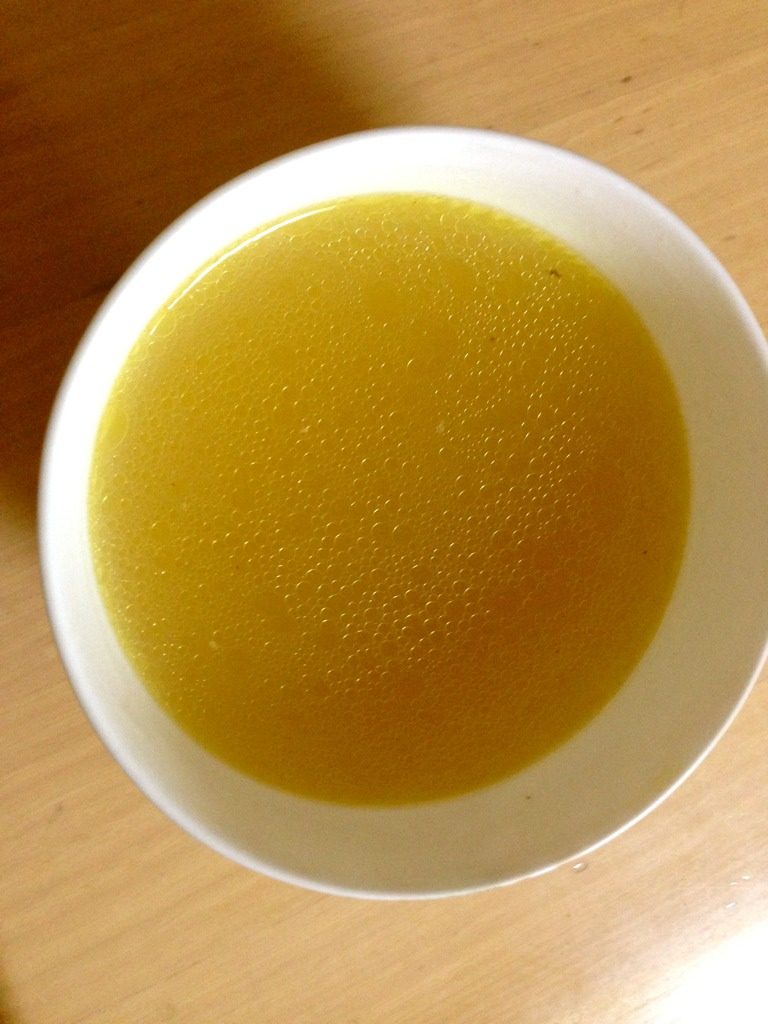 杏鲍菇土豆炖翅根,将料盒、三勺<a style='color:red;display:inline-block;' href='/shicai/ 718'>料酒</a>、<a style='color:red;display:inline-block;' href='/shicai/ 10588'>糖</a>、两勺盐、杏鲍菇、土豆、姜、蒜、翅根放入高压锅，加水没过食材。开炖吧！高压锅呲气后压阀，阀转后转小火炖25分钟。要是喜欢口感硬些十五分钟尽够了。这时候汤正好，肉什么的味道比较淡。可以喝汤，把肉稍微酱一下。