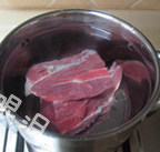 朝鲜冷面,牛肉用清水浸泡1小时,将肉里面的血水浸泡出去