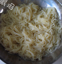 朝鲜冷面,将牛肉切片,<a style='color:red;display:inline-block;' href='/shicai/ 594'>梨</a>去皮切片,煮两个鸡蛋,将朝鲜冷面按照说明煮好放入碗中。将配菜放在冷面上