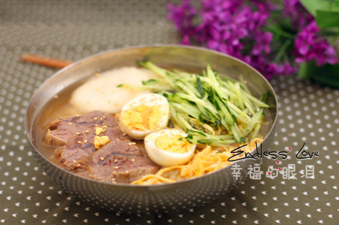 朝鲜冷面,熬好的牛肉汤取400ml,放入1勺盐、2勺白糖、白醋30g、雪碧40g搅拌均匀。倒在冷面上,再撒点白芝麻就可以开吃了。