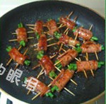 培根豇豆卷,待底面变成金黄色再翻面,翻过来的这一面也要抹酱。抹完酱后不用再翻面了,直到煎熟即可出锅。
