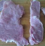 日式猪排饭,猪肉洗净切成2cm厚的块,将猪肉放进保鲜袋,用锤子将猪肉砸扁,体积为原来的2-3倍大小,主要是要薄