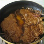 日式猪排饭,待汤汁浓稠,放入少量的盐和黑胡椒即可出锅,将米饭盛好,将猪排摆在米饭上就可以