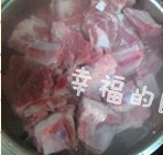 可乐酸梅排骨,排骨用清水浸泡一小时,充分的将血水泡出来