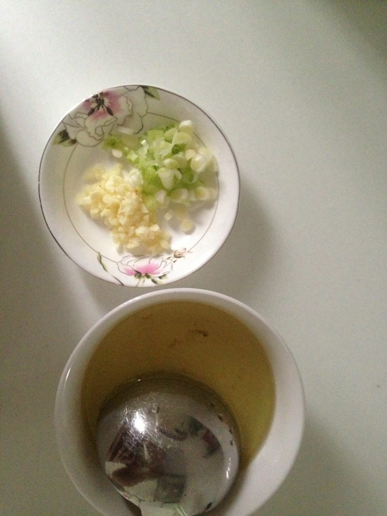 酿鲜菇蒸腐皮丝,如图将葱留葱白切小切,蒜切小粒,上汤加入盐、鸡精、淀粉勾欠备用。