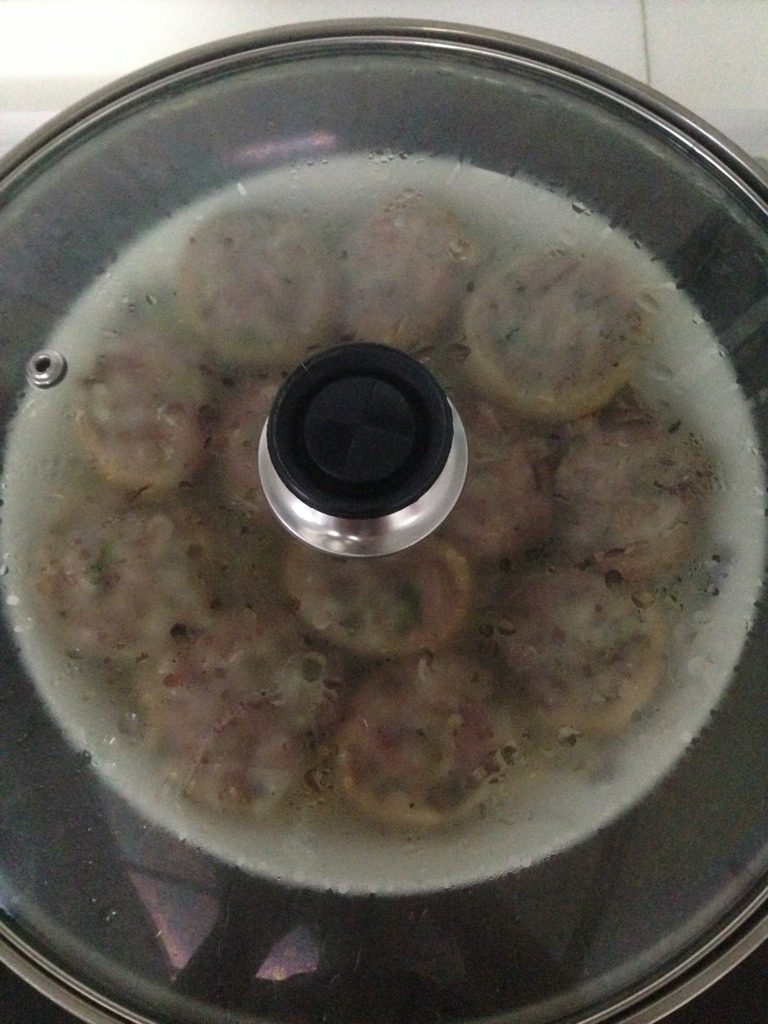 酿鲜菇蒸腐皮丝,如图起蒸锅上汽后将酿好的鲜菇腐皮放入,大火蒸7分钟,小火蒸5分钟。