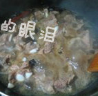 可乐酸梅排骨,炖大约1小时左右,拿筷子看能将排骨叉透,表明排骨已经炖熟了。放入适量<a style='color:red;display:inline-block;' href='/shicai/ 699'>番茄酱</a>