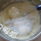 白巧克力热烤式乳酪蛋糕,奶油奶酪用打蛋器慢慢搅拌顺滑,加入砂糖搅拌均匀