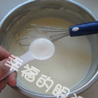 白巧克力热烤式乳酪蛋糕,加入<a style='color:red;display:inline-block;' href='/shicai/ 219'>牛奶</a>搅拌均匀