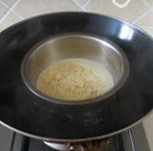白巧克力热烤式乳酪蛋糕,将白巧克力和<a style='color:red;display:inline-block;' href='/shicai/ 4957'>鲜奶油</a>混合,隔水加热至白巧克力融化