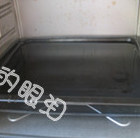 白巧克力热烤式乳酪蛋糕,将烤盘里注入约1cm高的热水,放入已经预热好的烤箱里以上火180度,下火160度烘烤60分钟