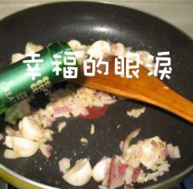 奶油芝士焗龙虾,放入口蘑,以中火炒出水分,放入<a style='color:red;display:inline-block;' href='/shicai/ 898'>白葡萄酒</a>